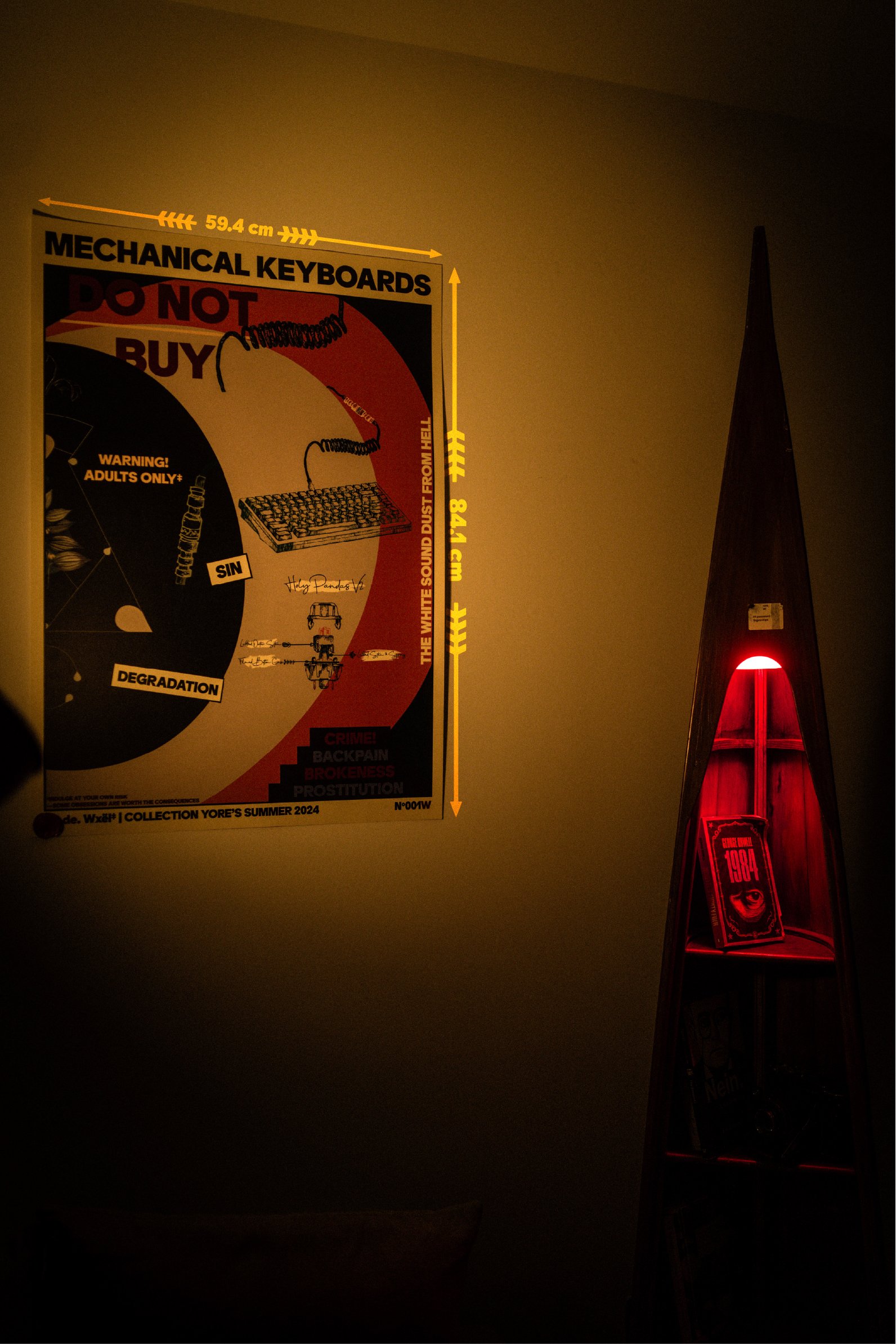 The lithograph framed on a wall in warm lamp light, with 59.4 × 84.1 cm measurement callouts